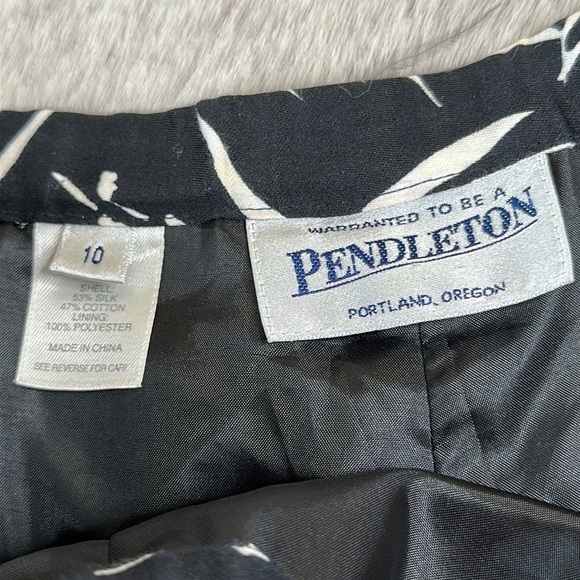 Pendleton | Black & White Leaf Silk Blend Capris - Picture 9 of 12
